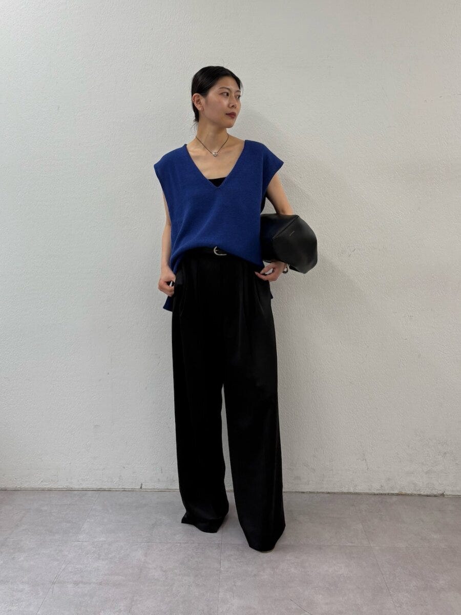 2026春大人女性おすすめブルーニット黒ワイドパンツコーデ
