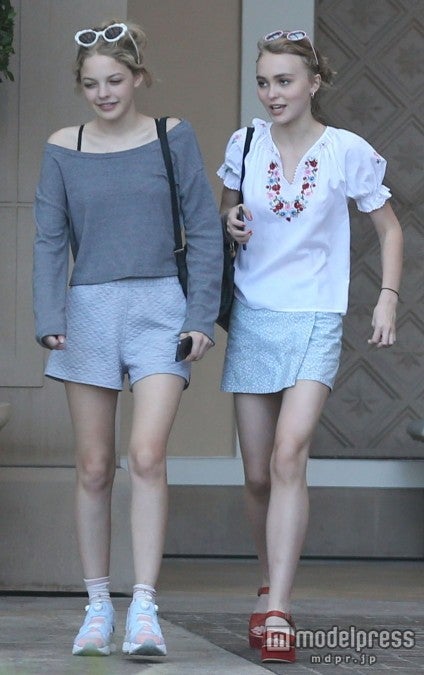 リリー・ローズ・デップ、鼻をこする顔も美形