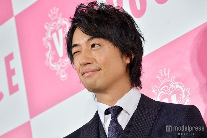 ウインクを披露する斎藤工