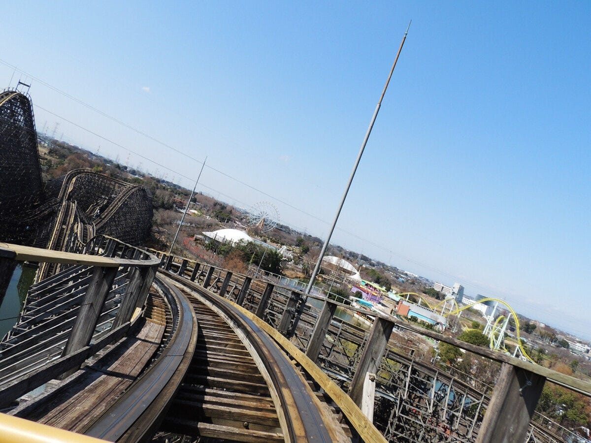上昇してカーブしたところは【1】のパークビューポイント。東武動物公園の人気コースター「カワセミ」が見えます