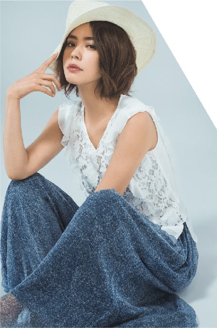 レースフリルトップス￥15,000／マイストラーダ　小花柄シフォンガウチョパンツ￥7,800／ブリスポイント（アダストリア）　ハット￥3,500／ブリスポイント（アダストリア）（C）TOPLOG