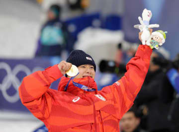 金メダリスト戸塚優斗「皆さんがネイル褒めてくれるの嬉しい」舞台裏にサポートした女性の存在 試合後、抱擁する光景も話題に