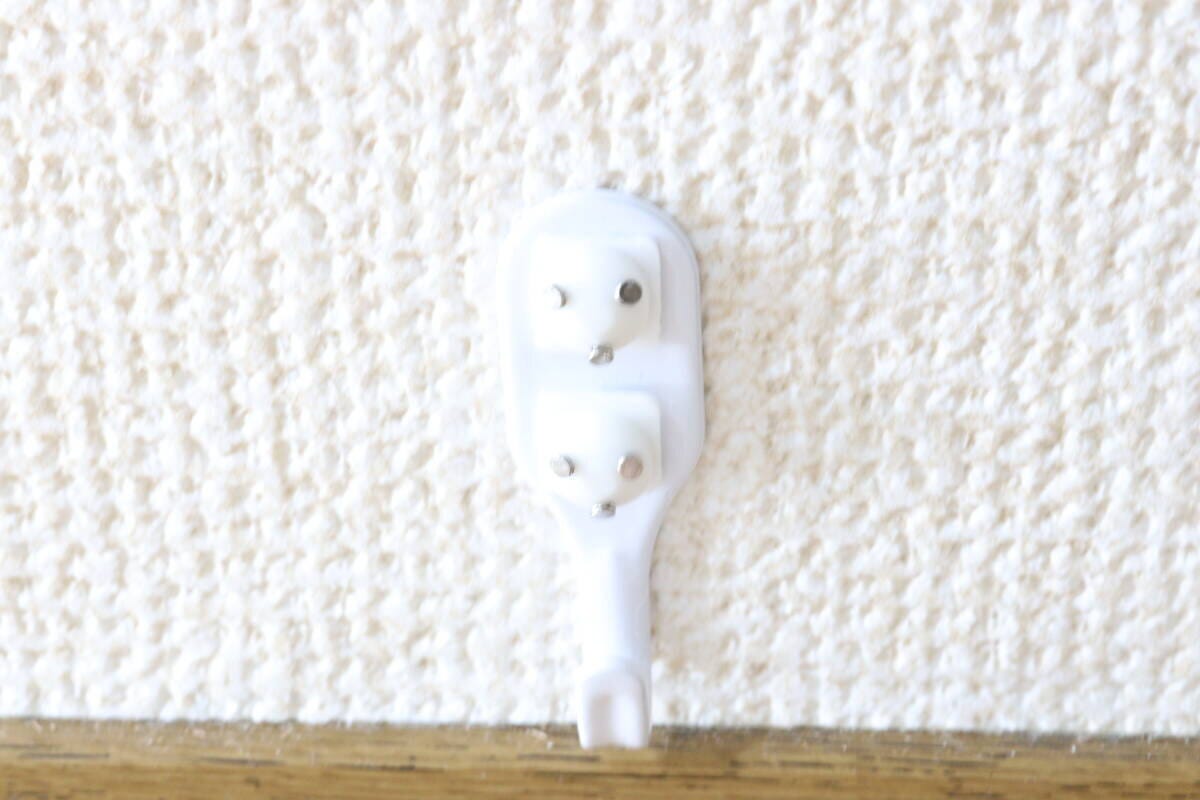 壁面にしっかり固定ピンフック（クロスタイプ、ダブル、ホワイト）　ピンを押し込む