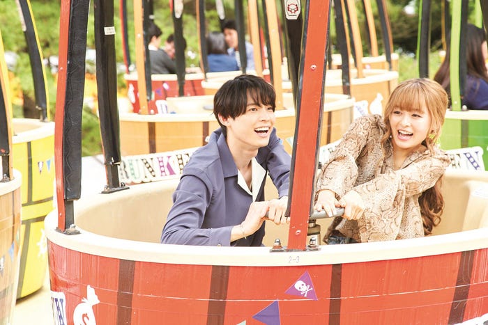 松村北斗、森七菜(C)2021『ライアー×ライアー』製作委員会(C)金田一蓮十郎/講談社