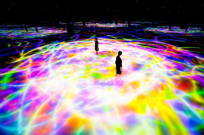 人と共に踊る鯉によって描かれる水面のドローイング - Infinity／画像提供：チームラボ