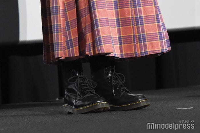 平手友梨奈、チェック柄セットアップとマーチンを合わせた甘辛コーデ (C)モデルプレス