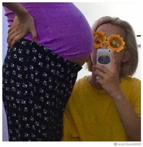 りゅうちぇる、ぺこが出産予定日越え「早く会いたくてたまらない」 ふっくらお腹公開し反響