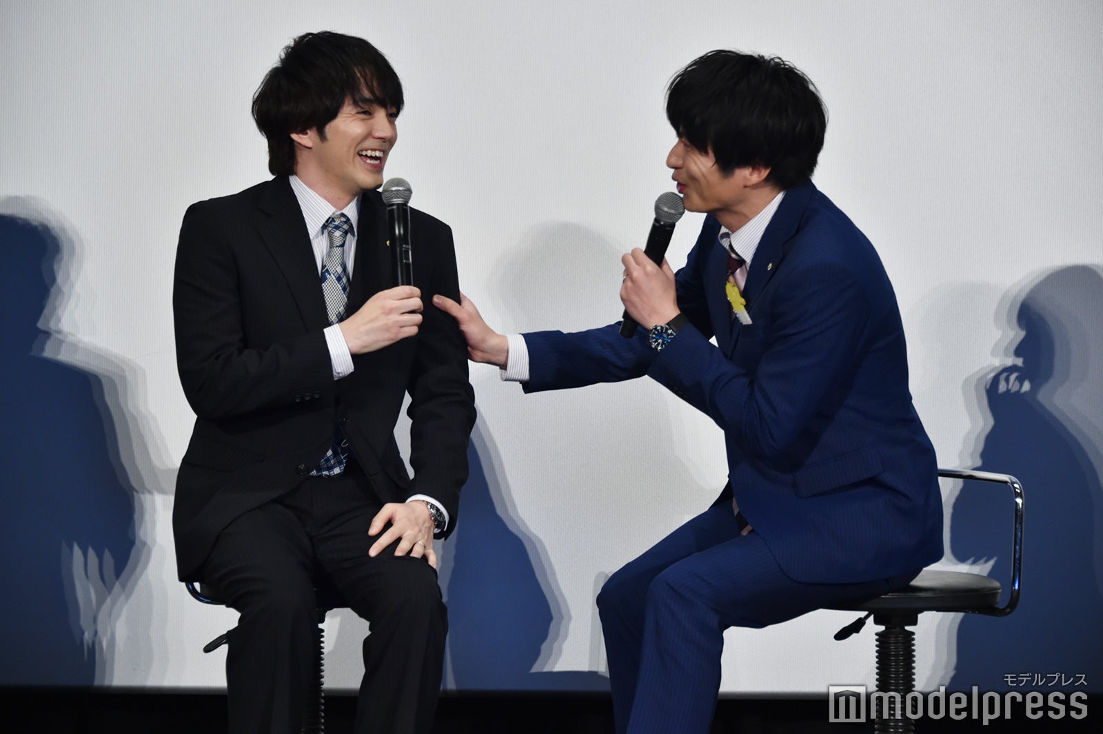 ガチ泣きする林遣都に「本当に泣いてるじゃん」と驚く田中圭（C）モデルプレス