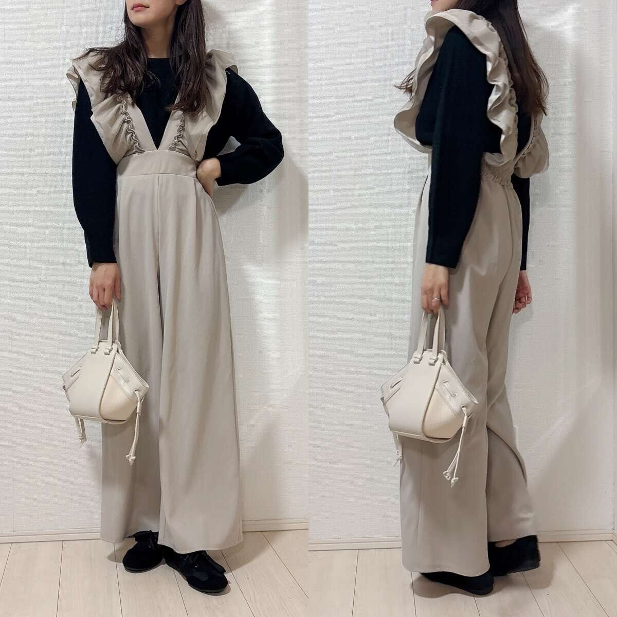 ユニクロ3Dコットンクルーネックボリュームスリーブセーターとサロペットコーデ