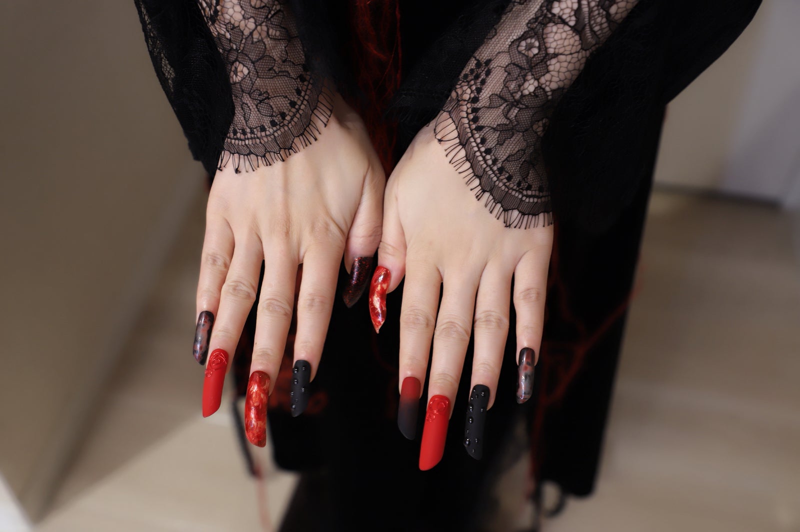 赤と黒を基調に、ハリガネの薔薇や涙を意識した水滴も… （提供画像）