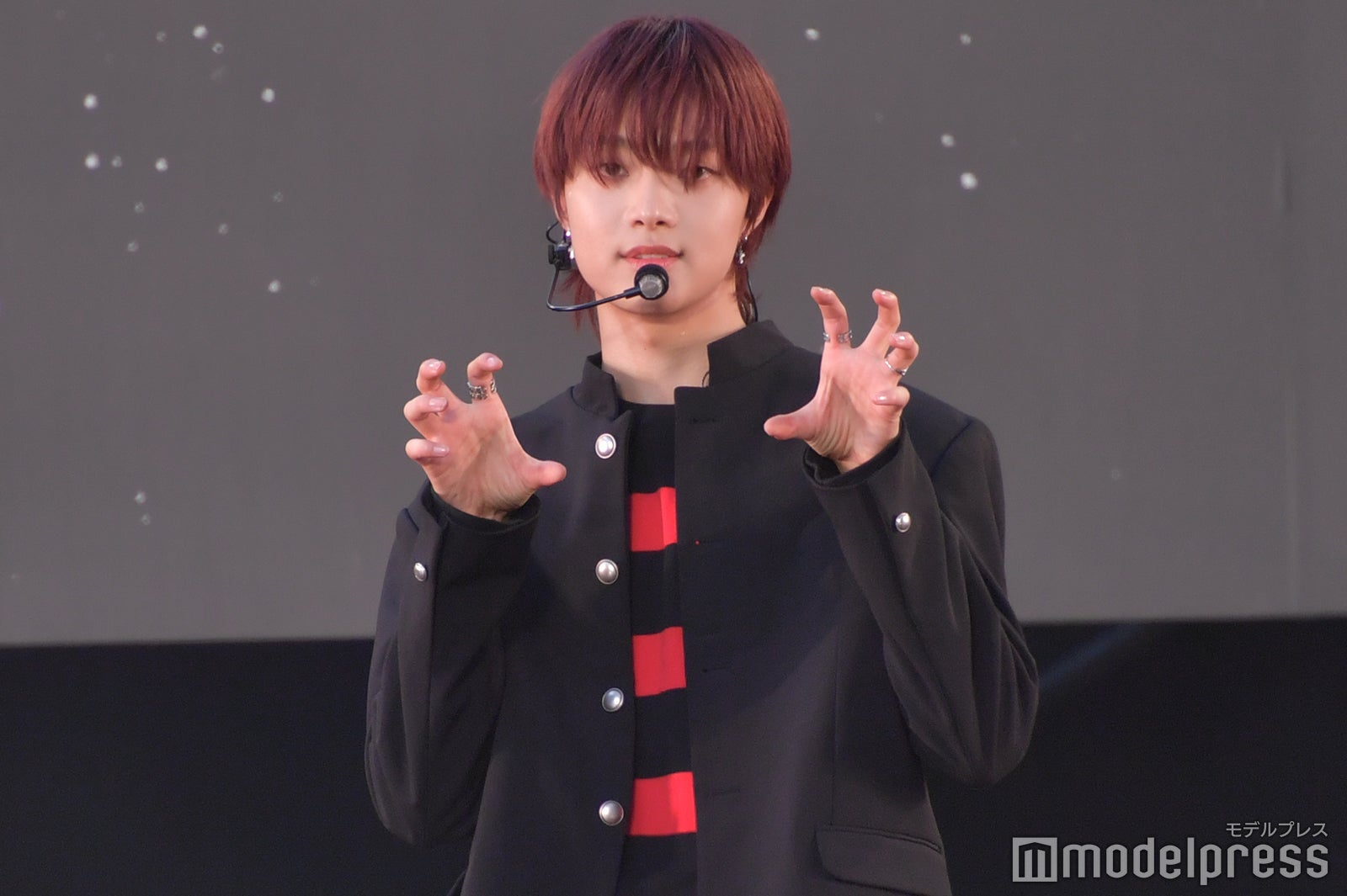 狼ポーズをするEJ／&TEAM（C）モデルプレス