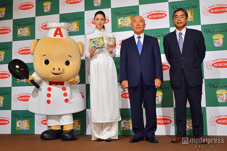 左より：CMキャラクターのこぶた、三吉彩花、村岡寛氏、野田秀雄氏