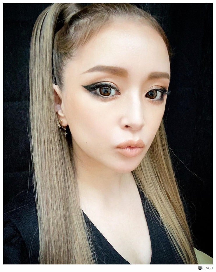 浜崎あゆみ、跳ね上げラインの強めメイク披露 「アリアナ・グランデ似」の声も