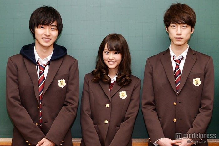 (左から)山崎賢人、桐谷美玲、坂口健太郎