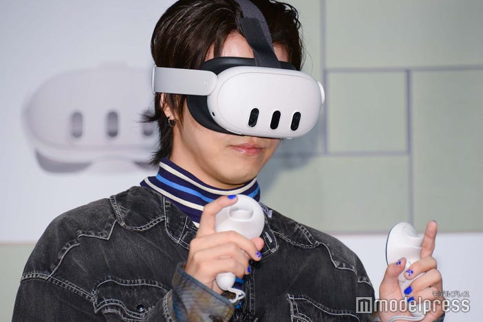VR体験をするタカシ(C)モデルプレス