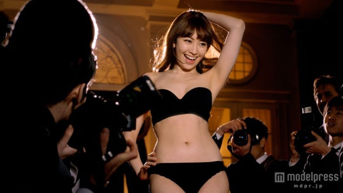 完璧なスタイルで魅了/新CM「ワークブラ 小嶋陽菜」篇より
