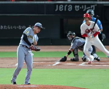 阪神 門別啓人が緊急降板 背中付近に森下のライナーが直撃でマツダスタジアム騒然