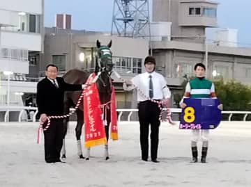 【地方競馬】東京シンデレラマイル ホーリーグレイルが馬場の真ん中を鋭く伸びて快勝