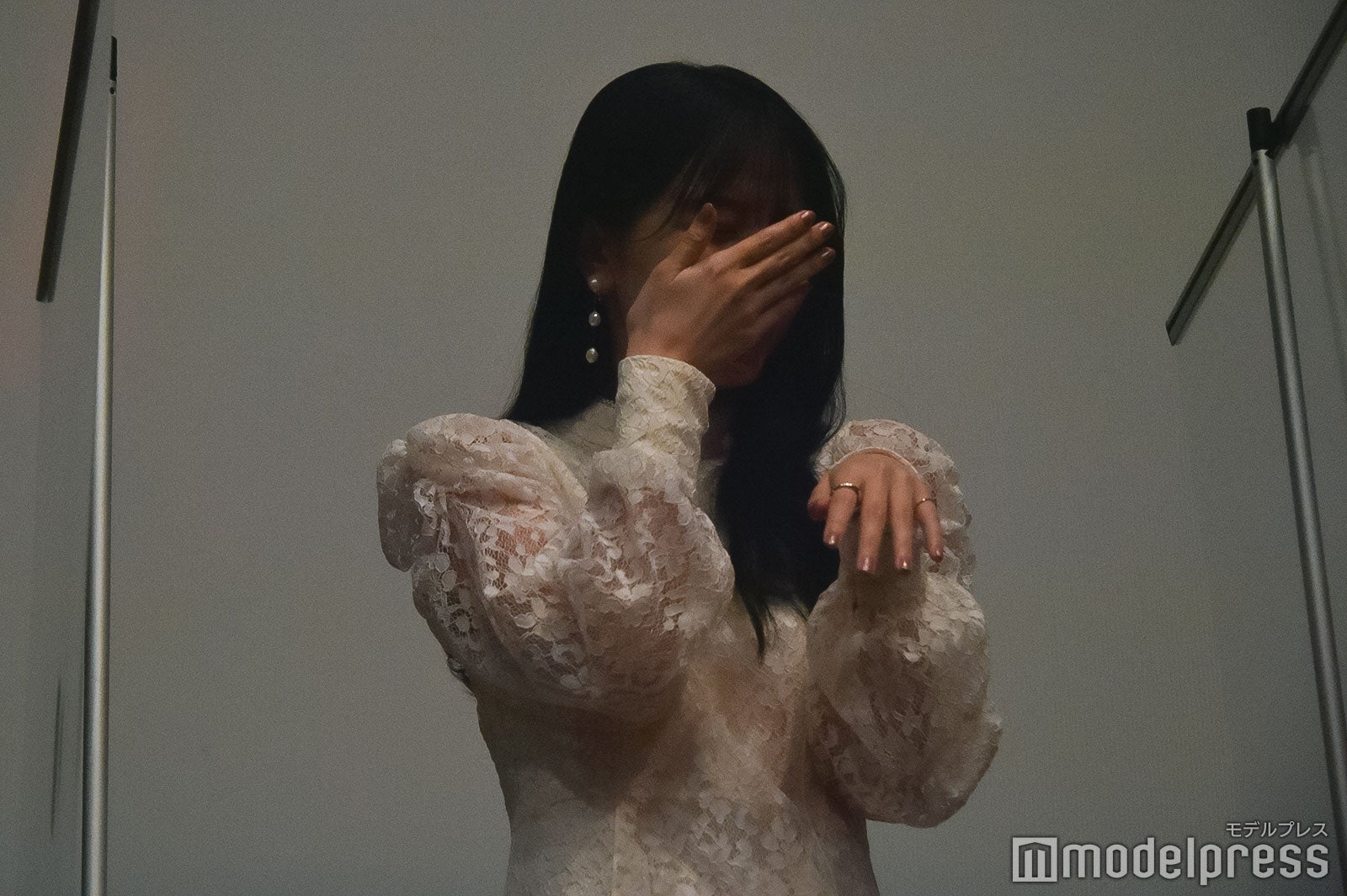 照れて顔を隠す久保史緒里 （C）モデルプレス