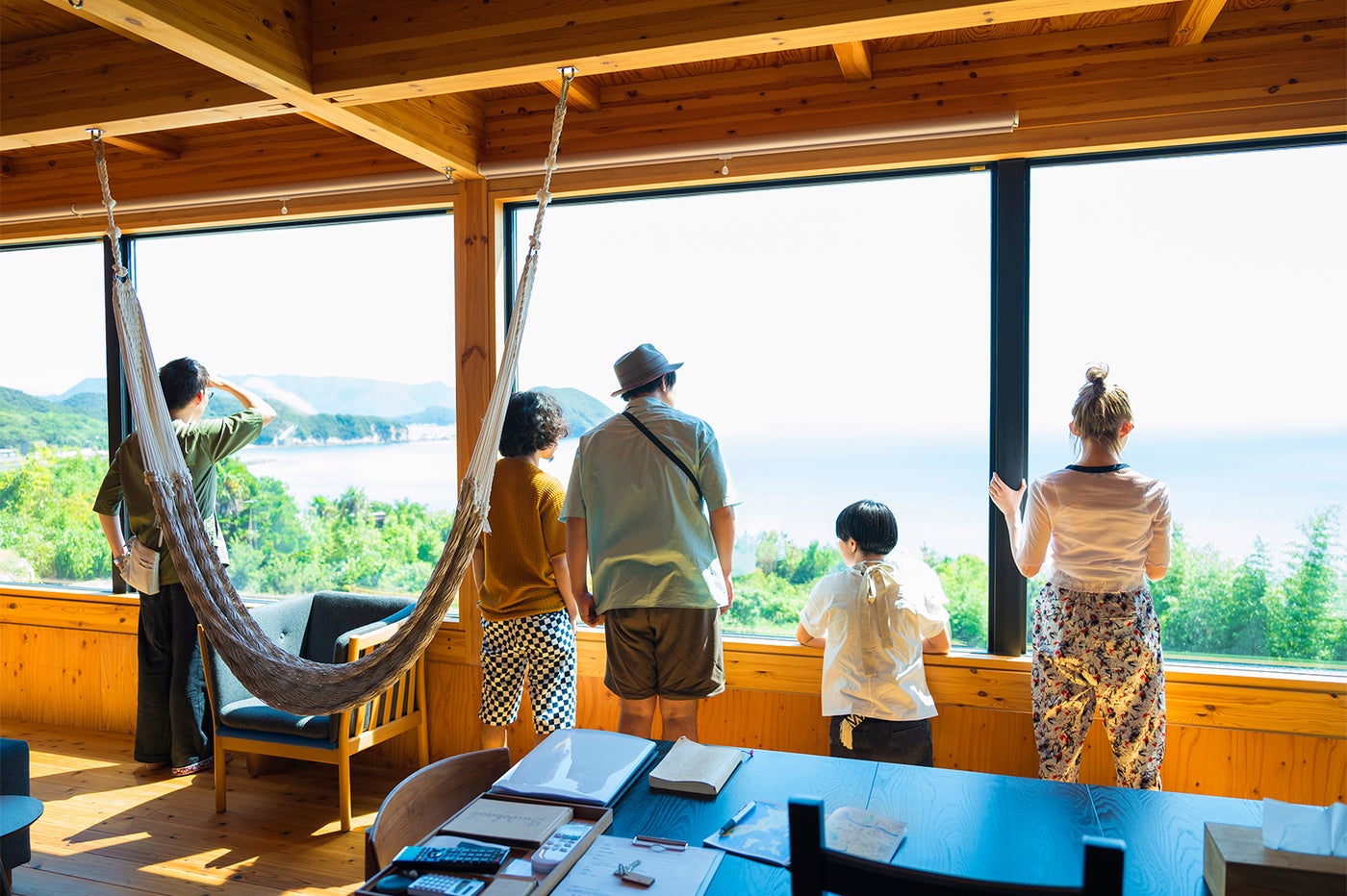 大きな窓から見渡せる瀬戸内海の絶景（C）Airbnb