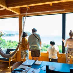 大きな窓から見渡せる瀬戸内海の絶景（C）Airbnb