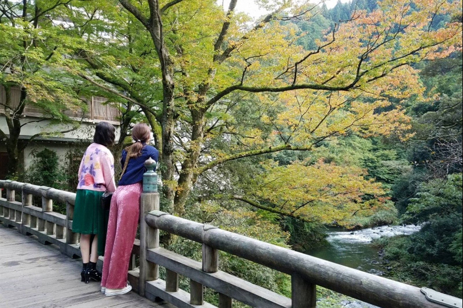 （左から）玉城ティナ、八木アリサ（C）TBS