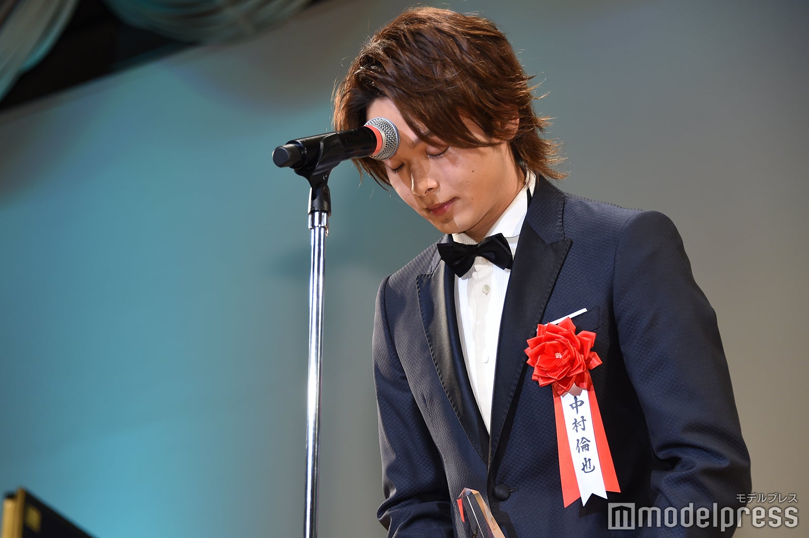 スピーチ前にマイクに頭をコツンとぶつけるお茶目な中村倫也（C）モデルプレス