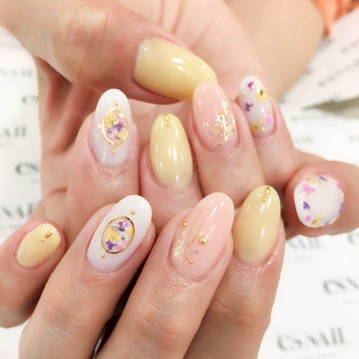 ヴィンテージ感漂うネイルがオシャレ/画像提供:esNAIL