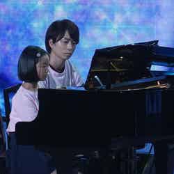 ピアノ伴奏をサポートした櫻井翔（C）日本テレビ