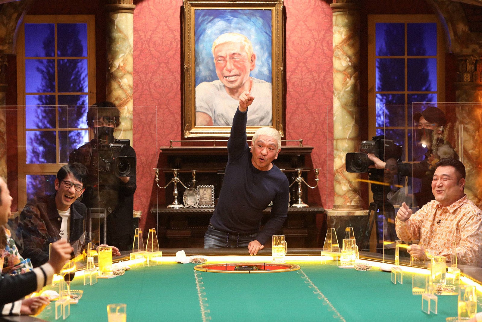 （左から）柴田英嗣、松本人志、山崎弘也（C）フジテレビ