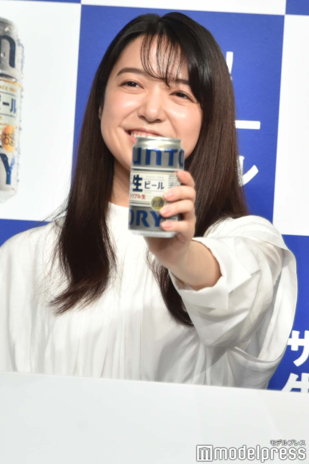 乾杯する上白石萌音 （C）モデルプレス