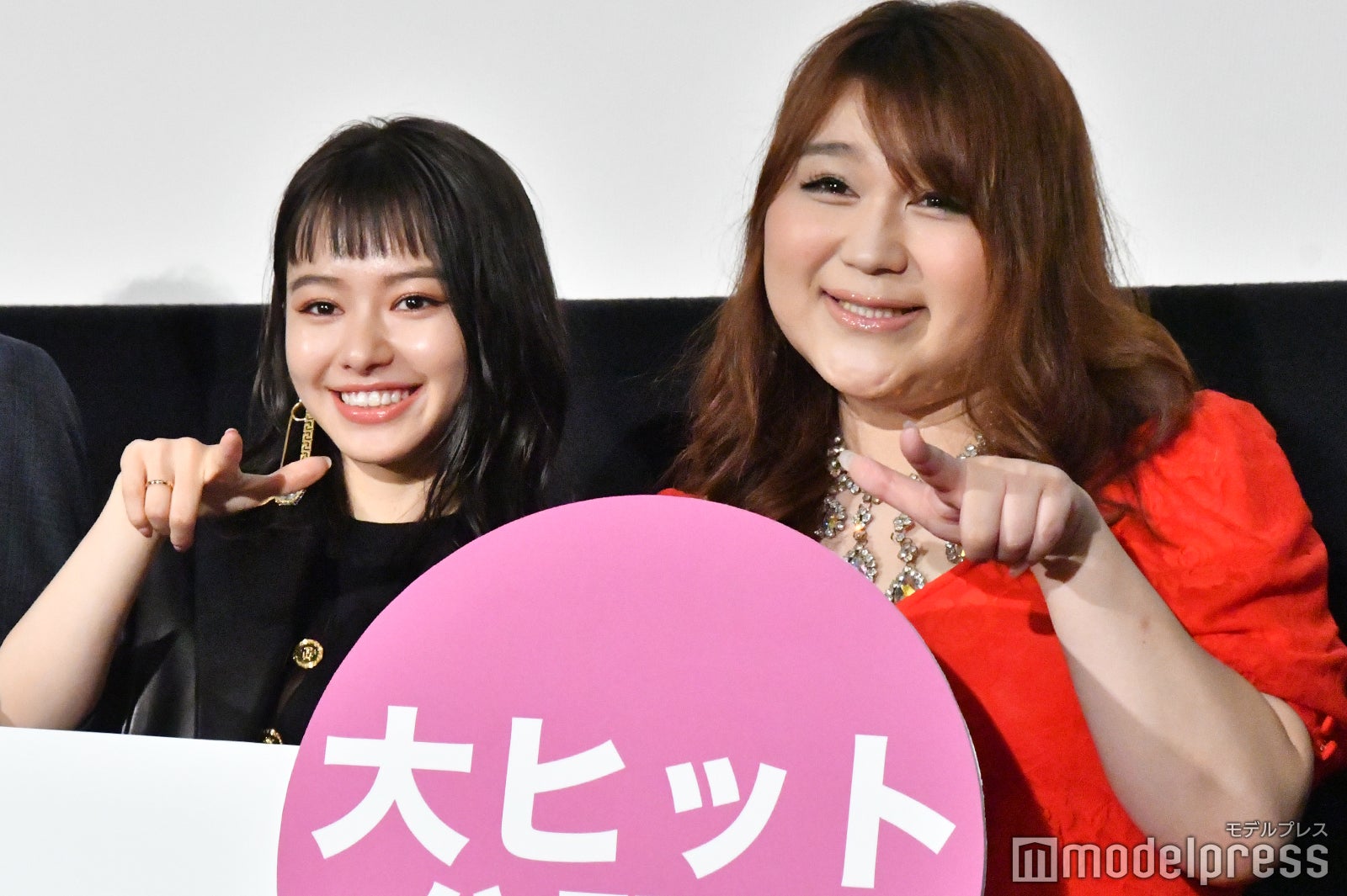 （左から）山本舞香、りんごちゃん（C）モデルプレス