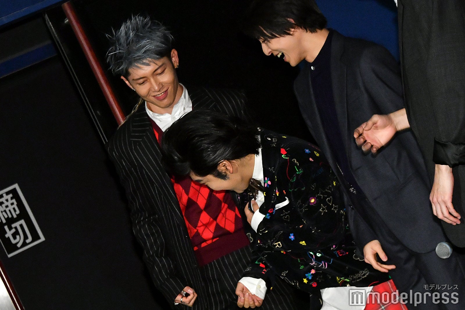 MIYAVIのちょっかいに驚く加藤諒＆それを見て笑う高杉真宙 （C）モデルプレス