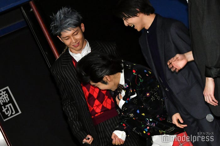 MIYAVIのちょっかいに驚く加藤諒&それを見て笑う高杉真宙 (C)モデルプレス