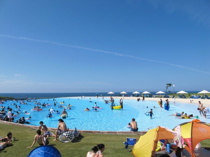 海を眺めながら泳ぐことができる、波の出るプール「カリビアンビーチ」。リゾート感覚で楽しめます