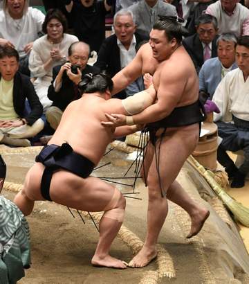 若隆景の勝因は立ち合いからの流れの良さ 霧島は10日目に正代に負けた一番からリズムが狂った 武蔵川親方が指摘