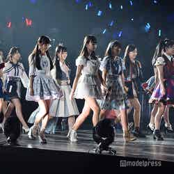 高橋朱里のバックダンサーを務めたAKB48メンバー「AKB48グループ感謝祭～ランクインコンサート～」 （C）モデルプレス