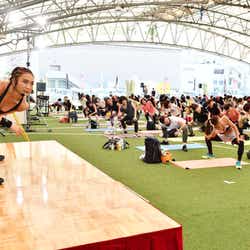 モデルプレス - カリスマトレーナーAYA、初の1,000人超えイベント開催 力強いパフォーマンスを披露