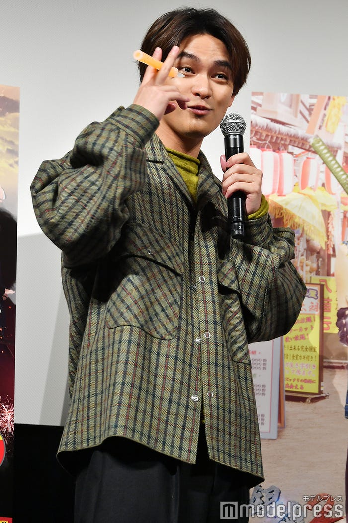 サイリウムをたばこに見立てる柳楽優弥 (C)モデルプレス