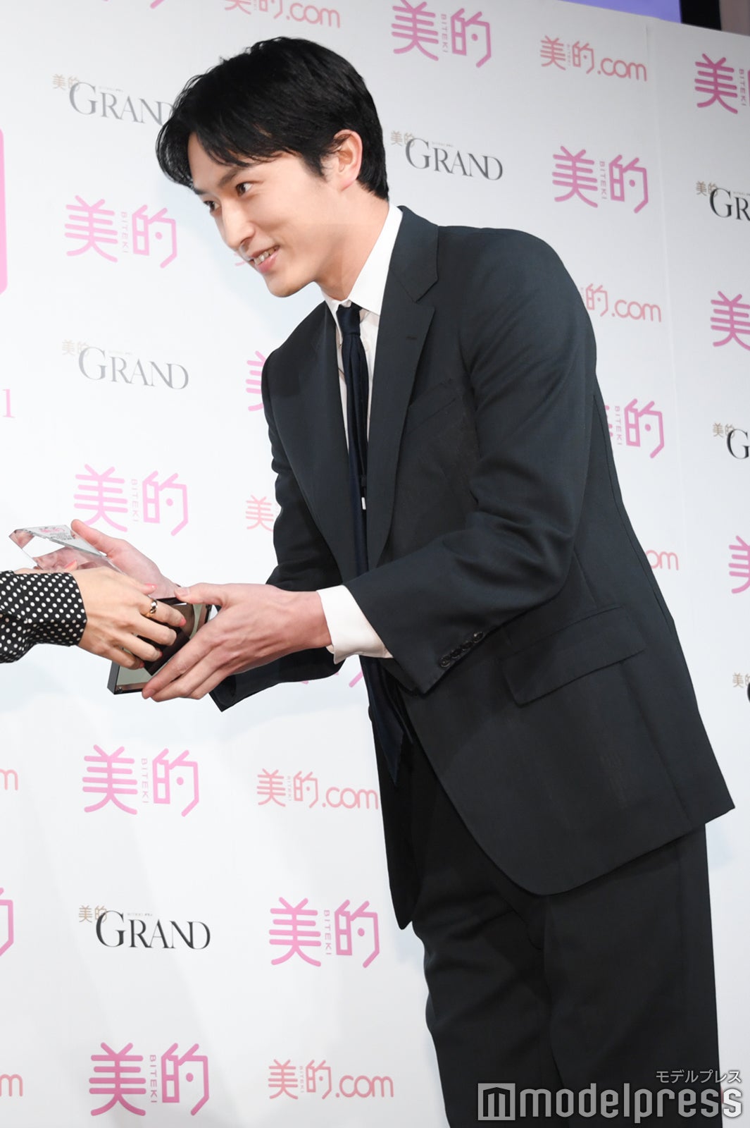 賞を受け取る杉野遥亮（C）モデルプレス