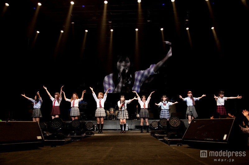 見納めの制服姿にファン熱狂