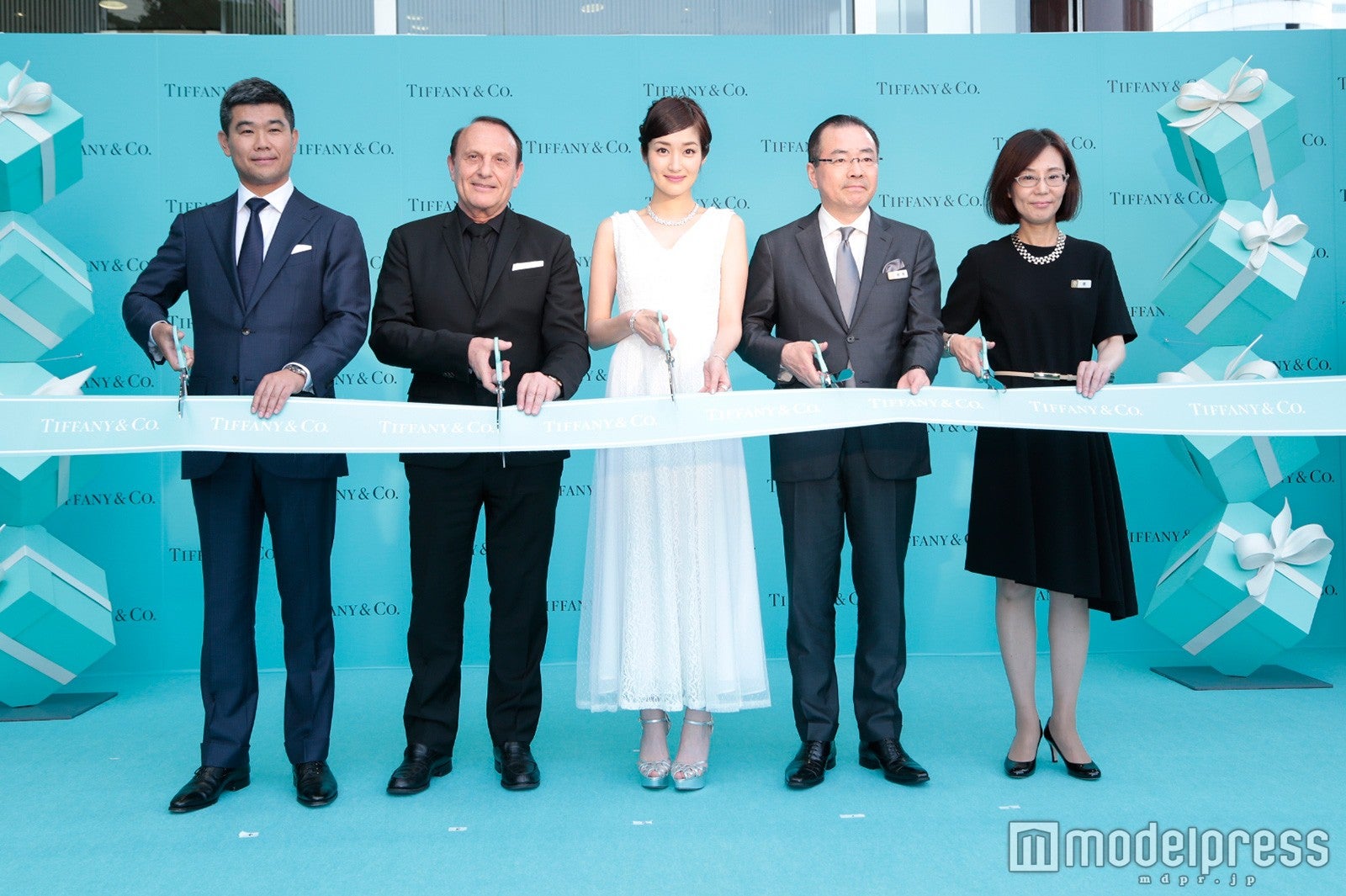 高梨臨（中央）