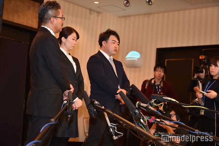 松村匠AKS運営責任者兼取締役、早川麻依子NGT48支配人、岡田剛副支配人/14日の謝罪会見より (C)モデルプレス