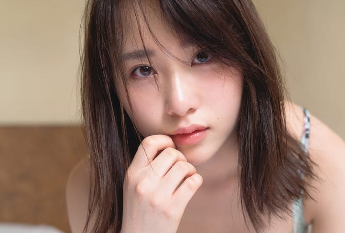 恋人目線なカット/高橋朱里【撮影:佐藤裕之/高橋朱里1st写真集 曖昧な自分(講談社)より】