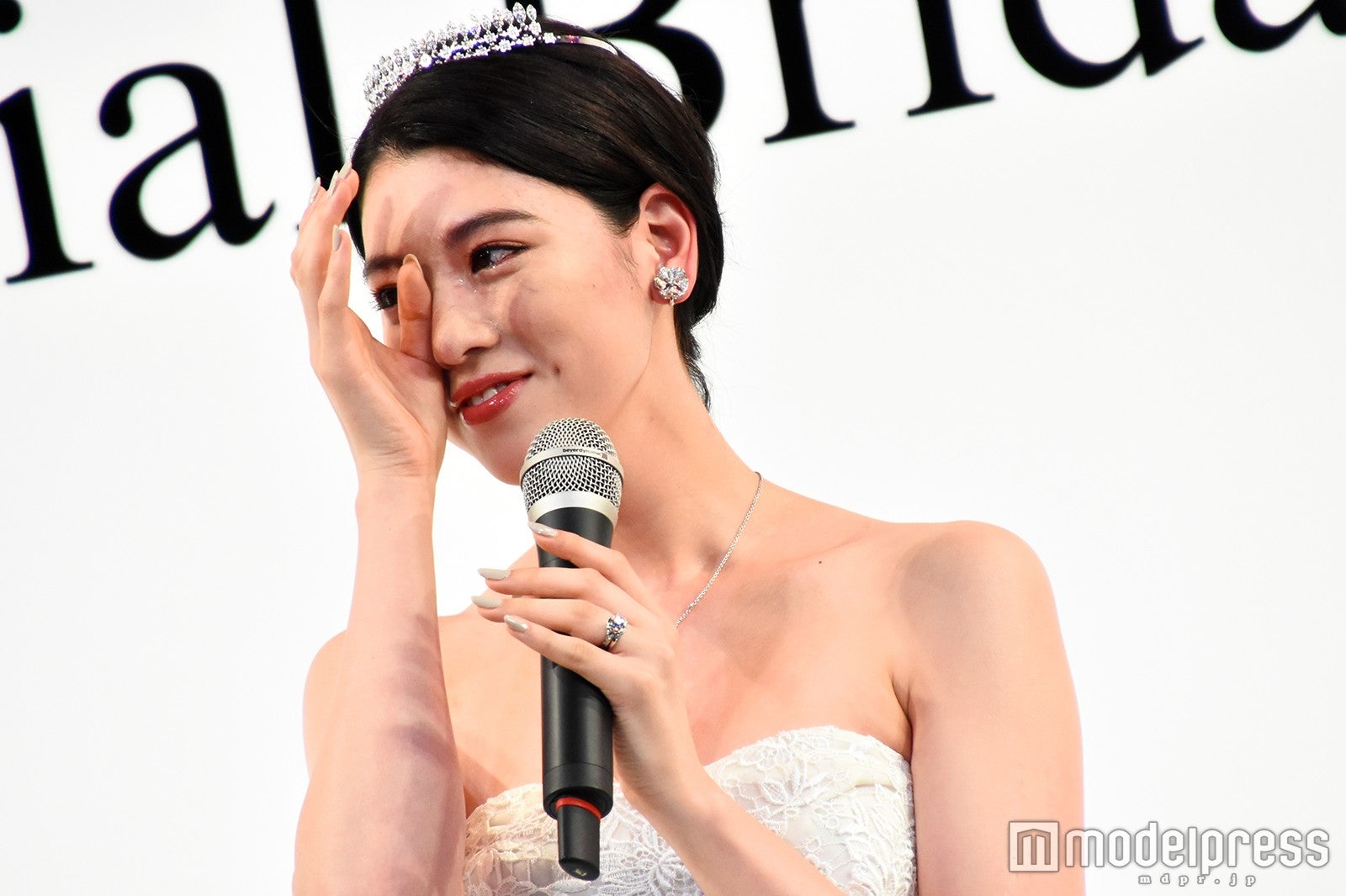 三吉彩花、バースデーサプライズに感涙　人生初のウエディングドレス姿が美しすぎる！