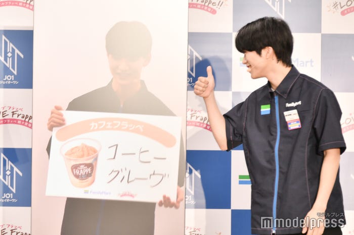 佐藤景瑚のプレゼンを見守る木全翔也(C)モデルプレス