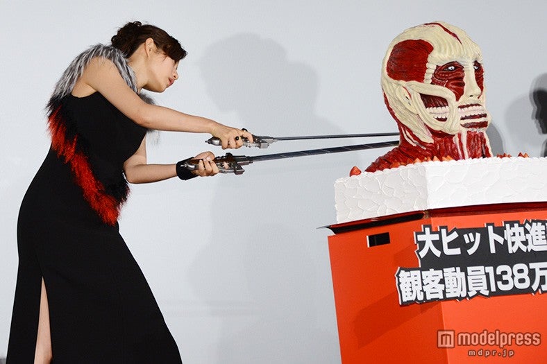 ケーキ入刀に挑戦する石原さとみ