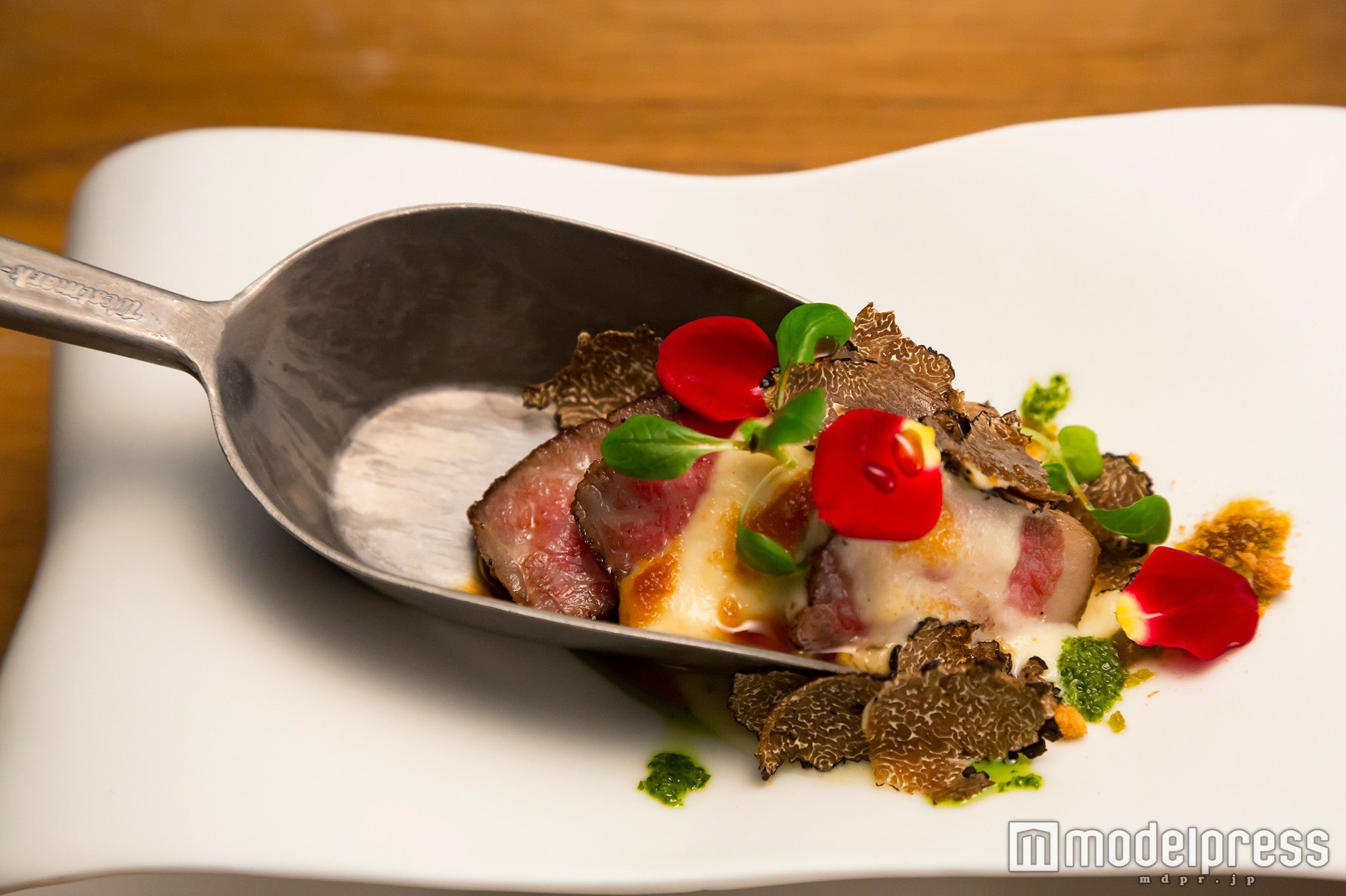 トリュフを散らした肉料理／画像提供：MBS