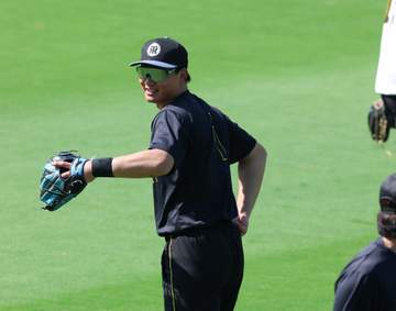 阪神 左前腕の打撲の森下が試合前練習に姿現す「痛いですけど、折れてなければ野球はできるので」