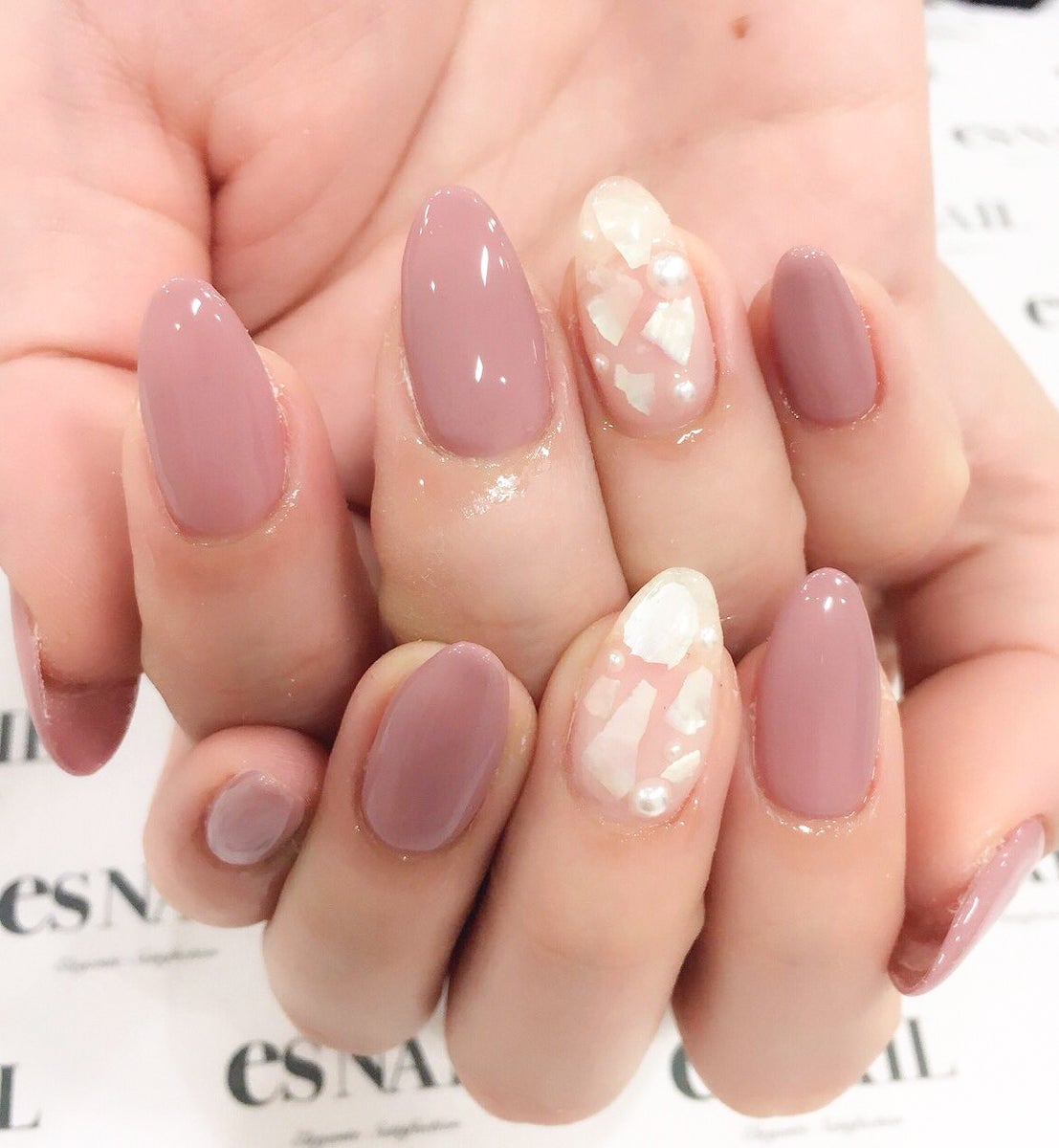 くすみ×シェルで上品に（画像提供：esNAIL）